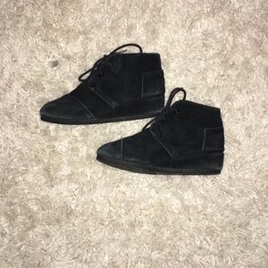 Little girl TOMS booties